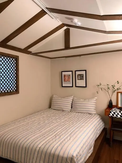 A Sensual Hanok-Style Detached House In The City Center Seoul